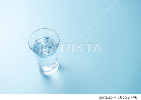 水　コップ 50553740