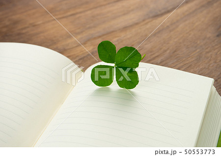 四葉のクローバー　本　日記帳 50553773