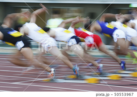 陸上競技100mスタートダッシュの写真素材