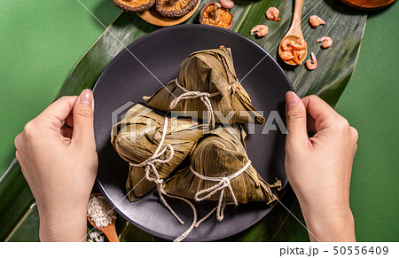 手 両手 手の上 50556409