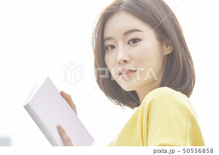 若い女性 女性 女 50556858