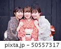 3人で寄り添う着物の女性 50557317