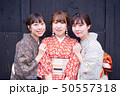 3人で寄り添う着物の女性 50557318