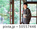 着物姿で廊下に佇む女性 50557446