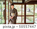着物姿で廊下に佇む女性 50557447
