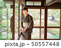 着物姿で廊下に佇む女性 50557448