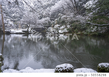 冬の金沢旅行　雪の兼六園 50558298