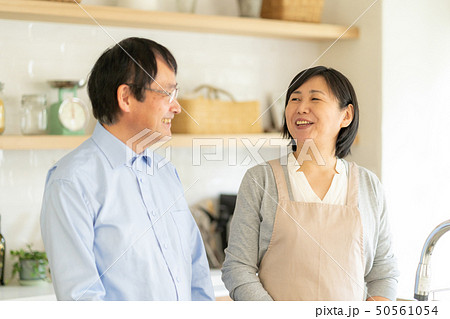 ミドルシニア　夫婦 50561054