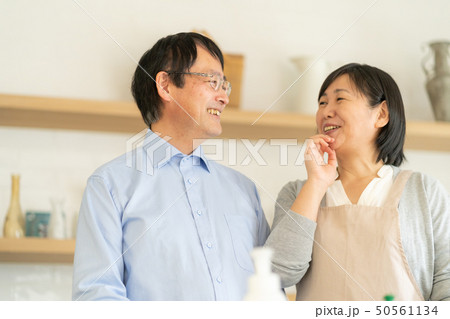 ミドルシニア　夫婦 50561134