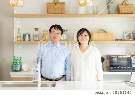 ミドルシニア　夫婦 50561146