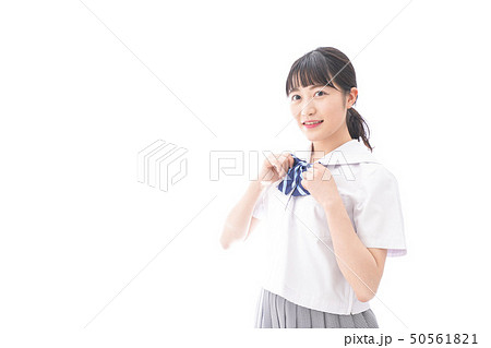 制服を着る女子学生 制服を着る女子学生 50561821