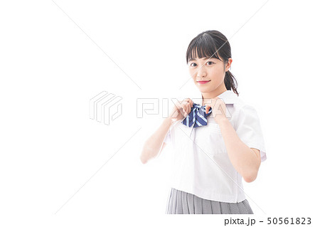 制服を着る女子学生 50561823