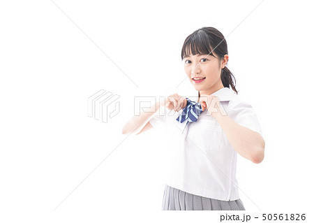 制服を着る女子学生 50561826