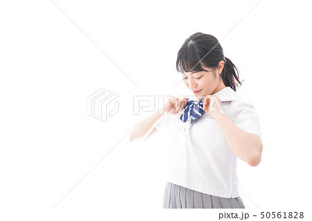 制服を着る女子学生 制服を着る女子学生 50561828