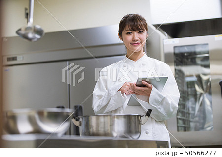 タブレット端末で調理方法を確認する調理師 50566277