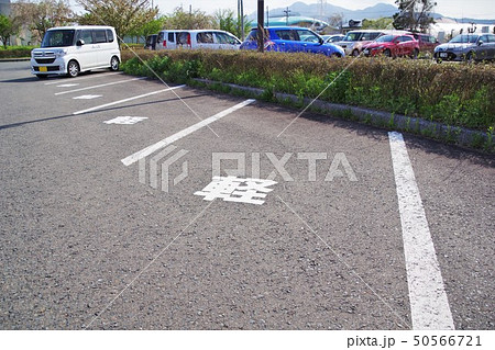 軽自動車用の駐車スペース 駐車場 斜め駐車の写真素材