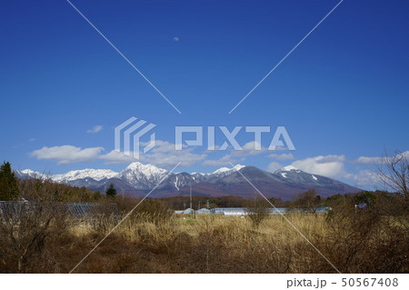 春の八ヶ岳の上に月が出ている 春の八ヶ岳の上に月が出ている 50567408