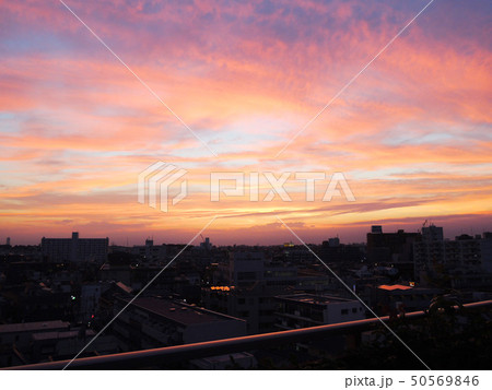マンションのベランダからの夕焼け マンションのベランダからの夕焼け 50569846