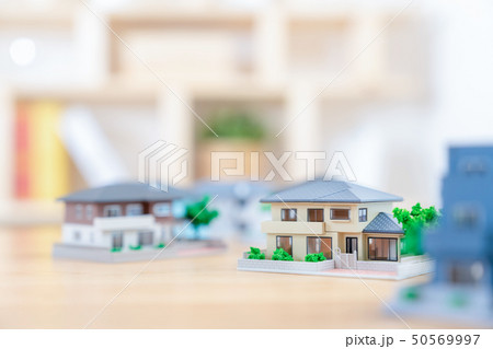 引越しイメージ   家  住宅ローン  不動産イメージ　ミニチュア　模型　家 50569997