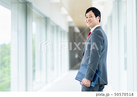 ミドルのビジネスマン　 50570518
