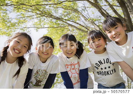 公園でカメラをのぞき込む子供たち 50570577