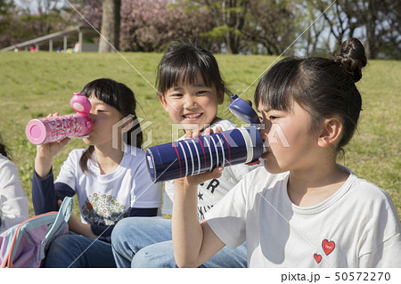 公園で水分補給をする小学生女の子 50572270