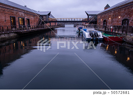 北海道　函館　ベイエリア　倉庫と運河 50572681