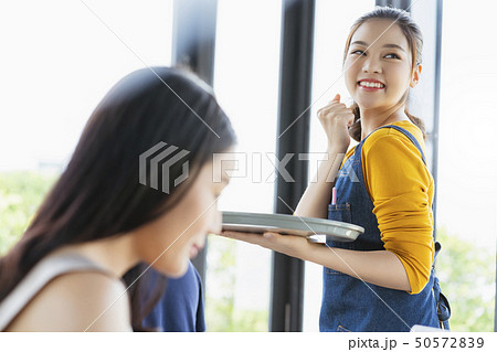 女性 カフェ 店員 女性 カフェ 店員 50572839