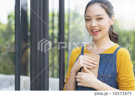 女性 カフェ 店員 女性 カフェ 店員 50572875