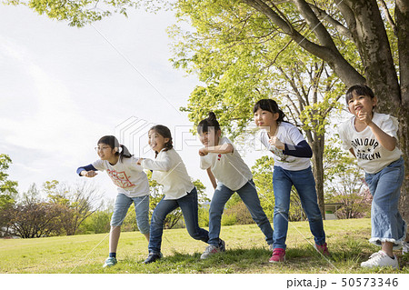 大勢で走る子供達　位置について 50573346