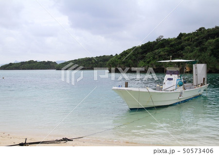 石垣島川平湾に停泊中のボート　沖縄旅行 50573406