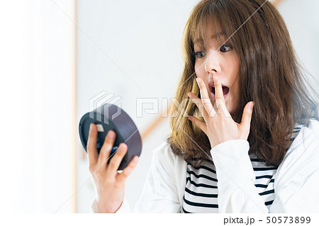 寝坊した女性 寝起きの女性 低血圧の女性 寝坊した女性 寝起きの女性 低血圧の女性 50573899