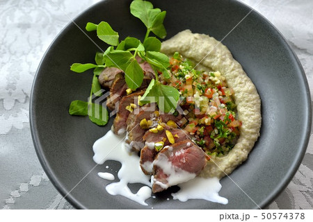 ラム肉のロースト、フムス、タブレサラダ、ヨーグルトソース 50574378