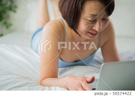 シニア女性 50574422