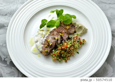 ラム肉のロースト、フムス、タブレサラダ、ヨーグルトソース ラム肉のロースト、フムス、タブレサラダ、ヨーグルトソース 50574510