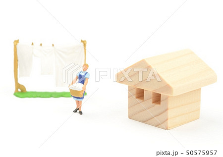 洗濯を干す女性 50575957