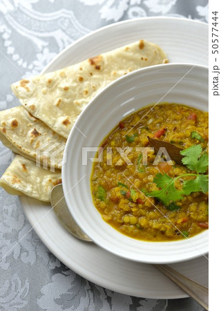 ダル／レンズ豆のカレーとチャパティ 50577444