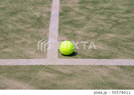 オムニコート上のテニスボールの写真素材