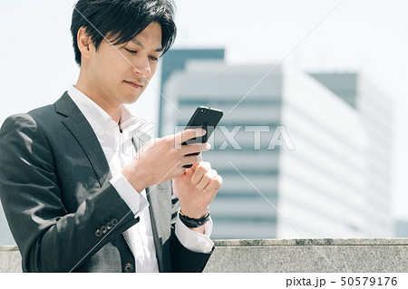 スマホを持った若いビジネスマン 日本人男性 スマホを持った若いビジネスマン 日本人男性 50579176