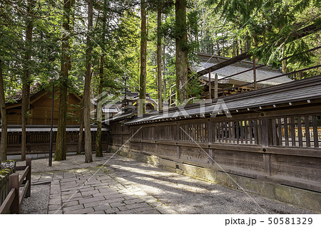 長野県諏訪郡 諏訪大社 上社本宮 塀と参拝所 長野県諏訪郡 諏訪大社 上社本宮 塀と参拝所 50581329