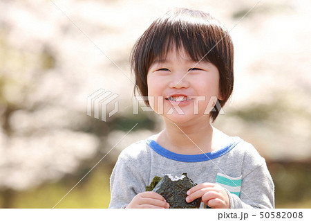 おにぎりを食べる男の子 50582008