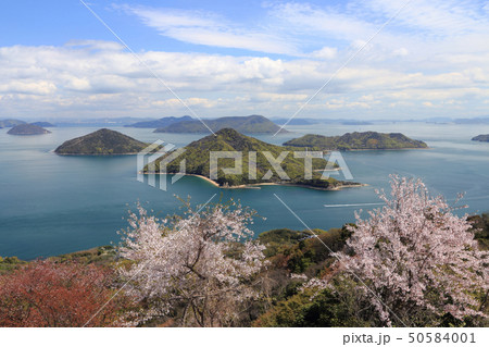 桜満開の紫雲出山から塩飽諸島の粟島、高見島などを見る 50584001