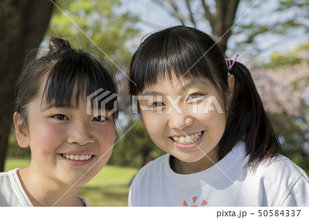 公園で遊ぶ小学生女の子2人組の写真素材