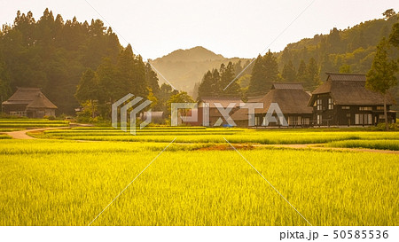 夏の農村風景 (荻ノ島環状集落の夕暮れ) 夏の農村風景 (荻ノ島環状集落の夕暮れ) 50585536