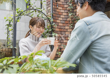 カフェのカップル 50585545