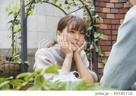 頬杖をつく女性 50585710
