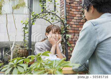 頬杖をつく女性 頬杖をつく女性 50585716