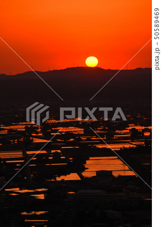 散居村と夕日 50589469