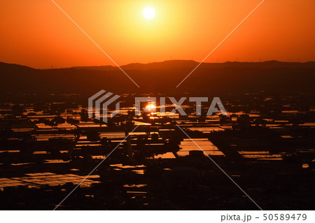 散居村と夕日 50589479