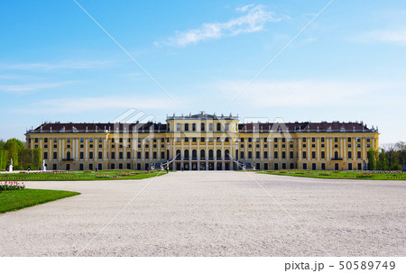ウィーンの青空に映えるシェーンブルン宮殿 ウィーンの青空に映えるシェーンブルン宮殿 50589749